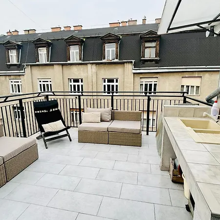 Bp-est Katona بودابست