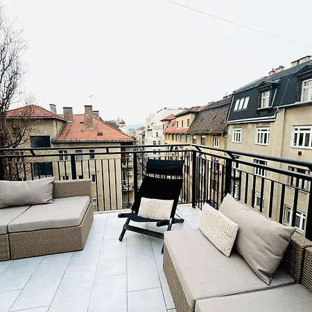 Bp-est Katona شقة *